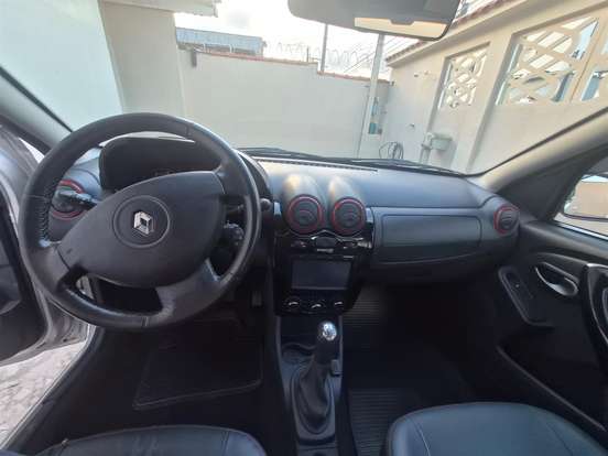 RENAULT-SANDERO-2013