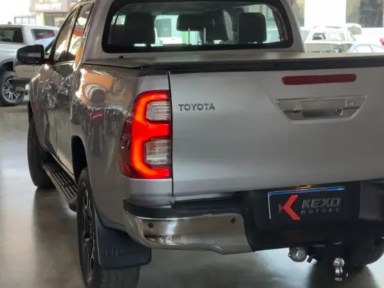 TOYOTA-HILUX-2.8 D-4D TURBO DIESEL CD SRX 4X4 AUTOMÁTICO TOYOTA-HILUX-2021