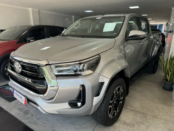 TOYOTA HILUX 2.8 D-4D TURBO DIESEL CD SRX PLUS 4X4 AUTOMÁTICO