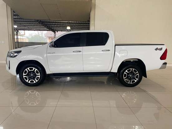 TOYOTA-HILUX-2022