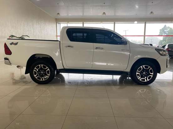 TOYOTA-HILUX-2022