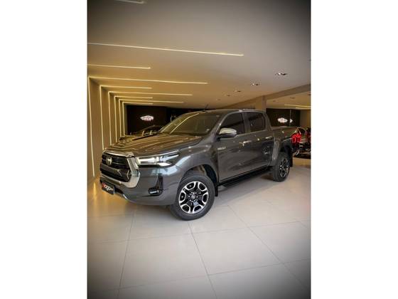 TOYOTA HILUX 2.8 D-4D TURBO DIESEL CD SRX 4X4 AUTOMÁTICO