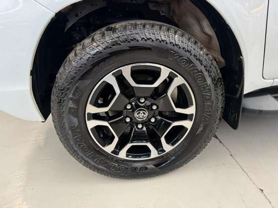 TOYOTA-HILUX-2.8 D-4D TURBO DIESEL CD SRX 4X4 AUTOMÁTICO TOYOTA-HILUX-2025