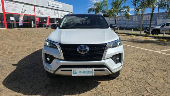 TOYOTA HILUX 2.8 D-4D TURBO DIESEL CD SRX 4X4 AUTOMÁTICO