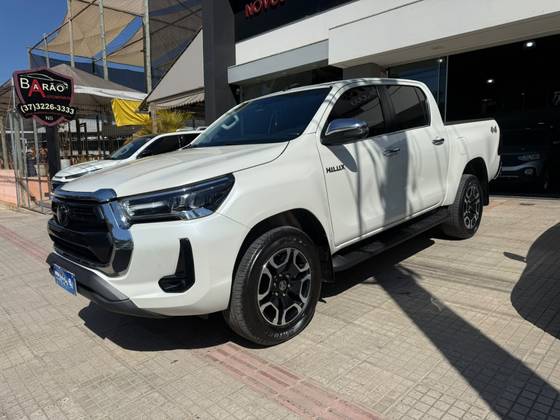 TOYOTA HILUX 2.8 D-4D TURBO DIESEL CD SRX 4X4 AUTOMÁTICO