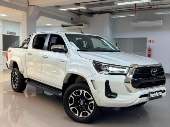 TOYOTA HILUX 2.8 D-4D TURBO DIESEL CD SRX PLUS 4X4 AUTOMÁTICO