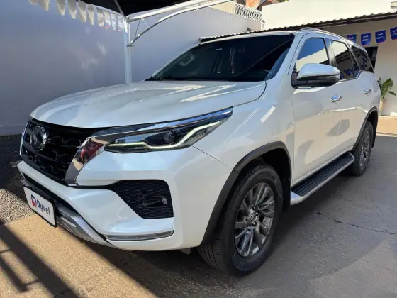 TOYOTA HILUX SW4 2.8 D-4D TURBO DIESEL SRX 4X4 AUTOMÁTICO