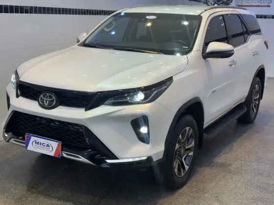 TOYOTA HILUX SW4 2.8 D-4D TURBO DIESEL SRX PLATINUM 7L 4X4 AUTOMÁTICO