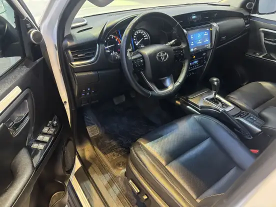 TOYOTA-HILUX SW4-2024