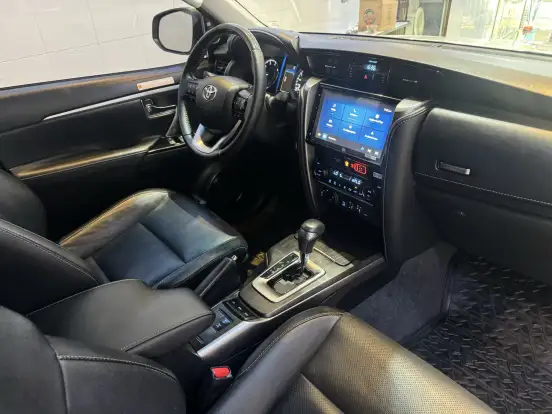 TOYOTA-HILUX SW4-2.8 D-4D TURBO DIESEL SRX PLATINUM 7L 4X4 AUTOMÁTICO TOYOTA-HILUX SW4-2024