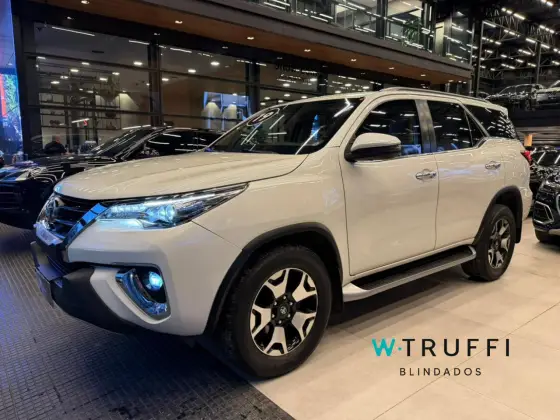 TOYOTA HILUX SW4 2.8 SRX DIAMOND 4X4 7 LUGARES 16V TURBO INTERCOOLER DIESEL 4P AUTOMÁTICO TOYOTA HILUX SW4 2.8 SRX DIAMOND 4X4 7 LUGARES 16V TURBO INTERCOOLER DIESEL 4P AUTOMÁTICO