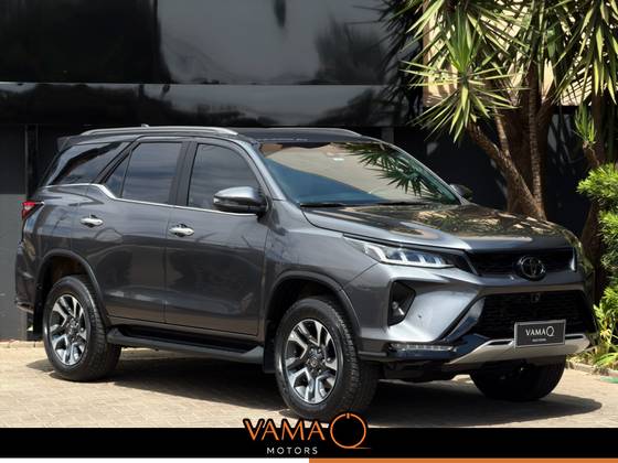 TOYOTA HILUX SW4 2.8 D-4D TURBO DIESEL DIAMOND 7L 4X4 AUTOMÁTICO