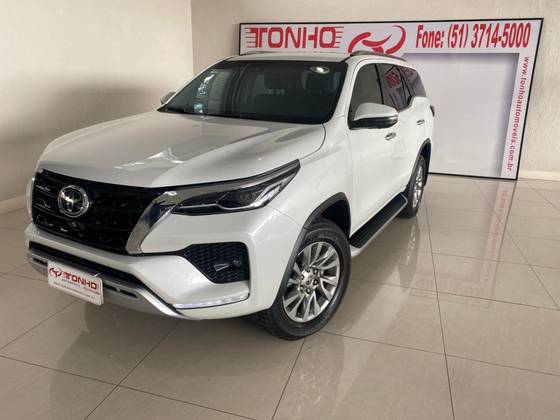 TOYOTA HILUX SW4 2.8 D-4D TURBO DIESEL SRX 4X4 AUTOMÁTICO