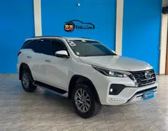 TOYOTA HILUX SW4 2.8 D-4D TURBO DIESEL SRX 7L 4X4 AUTOMÁTICO TOYOTA HILUX SW4 2.8 D-4D TURBO DIESEL SRX 7L 4X4 AUTOMÁTICO