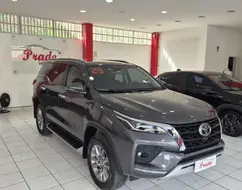 TOYOTA HILUX SW4 2.8 D-4D TURBO DIESEL SRX 7L 4X4 AUTOMÁTICO TOYOTA HILUX SW4 2.8 D-4D TURBO DIESEL SRX 7L 4X4 AUTOMÁTICO