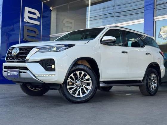 TOYOTA HILUX SW4 2.8 D-4D TURBO DIESEL SRX 7L 4X4 AUTOMÁTICO