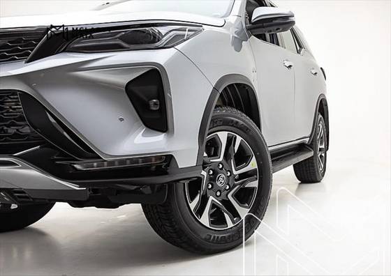 TOYOTA HILUX SW4 2.8 D-4D TURBO DIESEL SRX PLATINUM 7L 4X4 AUTOMÁTICO