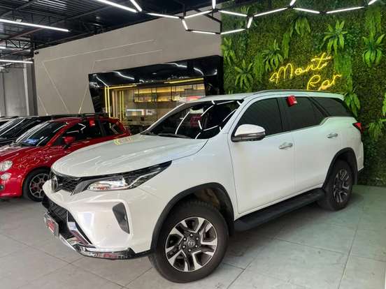 TOYOTA-HILUX SW4-2024