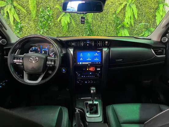 TOYOTA-HILUX SW4-2024