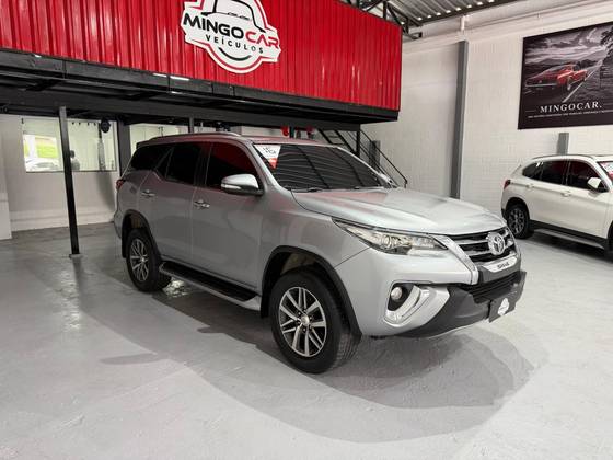 TOYOTA HILUX SW4 2.8 SRX 4X4 7 LUGARES 16V TURBO INTERCOOLER DIESEL 4P AUTOMÁTICO