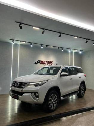 TOYOTA HILUX SW4 2.8 SRX 4X4 7 LUGARES 16V TURBO INTERCOOLER DIESEL 4P AUTOMÁTICO