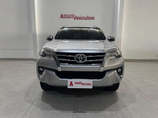 TOYOTA-HILUX SW4-2.8 SRX 4X4 7 LUGARES 16V TURBO INTERCOOLER DIESEL 4P AUTOMÁTICO TOYOTA-HILUX SW4-2019