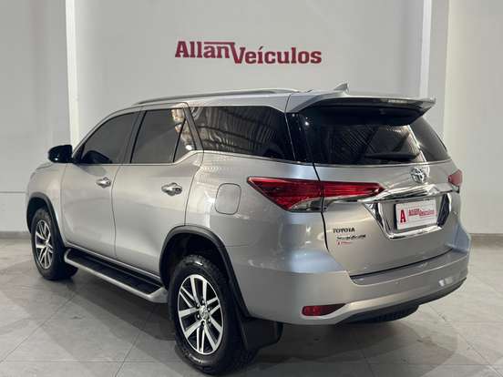 TOYOTA-HILUX SW4-2.8 SRX 4X4 7 LUGARES 16V TURBO INTERCOOLER DIESEL 4P AUTOMÁTICO TOYOTA-HILUX SW4-2019