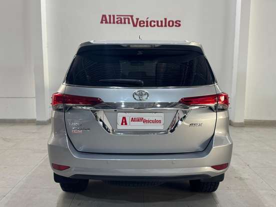 TOYOTA-HILUX SW4-2.8 SRX 4X4 7 LUGARES 16V TURBO INTERCOOLER DIESEL 4P AUTOMÁTICO TOYOTA-HILUX SW4-2019