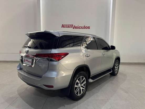 TOYOTA-HILUX SW4-2.8 SRX 4X4 7 LUGARES 16V TURBO INTERCOOLER DIESEL 4P AUTOMÁTICO TOYOTA-HILUX SW4-2019