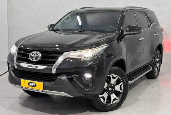 TOYOTA HILUX SW4 2.8 SRX DIAMOND 4X4 7 LUGARES 16V TURBO INTERCOOLER DIESEL 4P AUTOMÁTICO