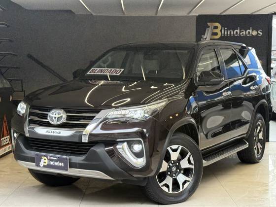 TOYOTA HILUX SW4 2.8 SRX DIAMOND 4X4 7 LUGARES 16V TURBO INTERCOOLER DIESEL 4P AUTOMÁTICO