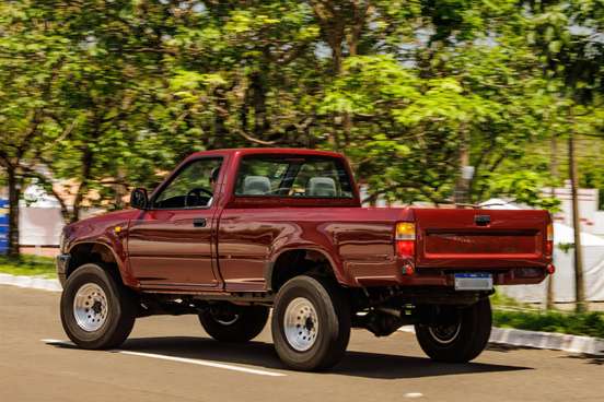 TOYOTA-HILUX-2002