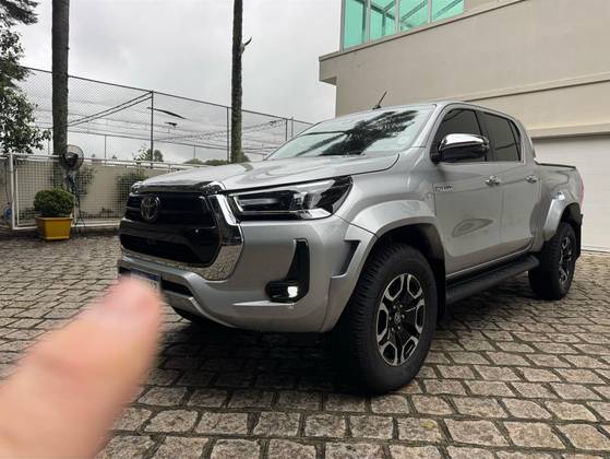 TOYOTA HILUX 2.8 D-4D TURBO DIESEL CD SRX PLUS 4X4 AUTOMÁTICO