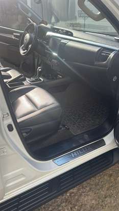 TOYOTA-HILUX-2023