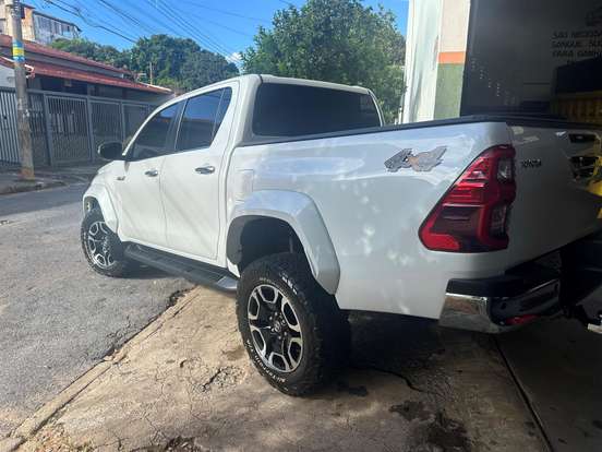 TOYOTA-HILUX-2023