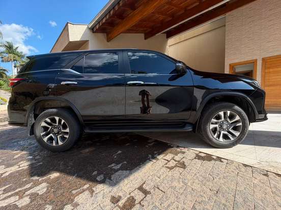 TOYOTA-HILUX SW4-2024