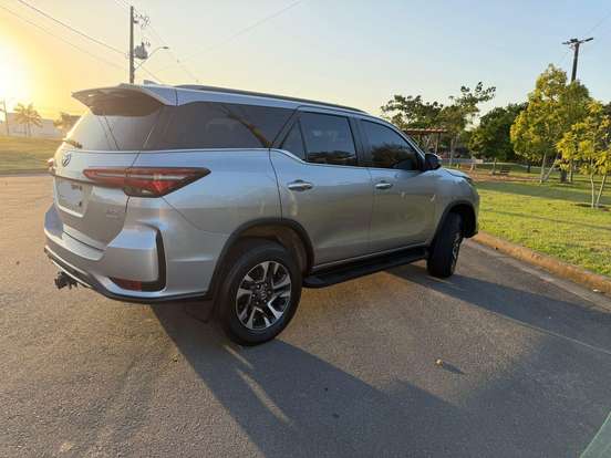 TOYOTA-HILUX SW4-2023