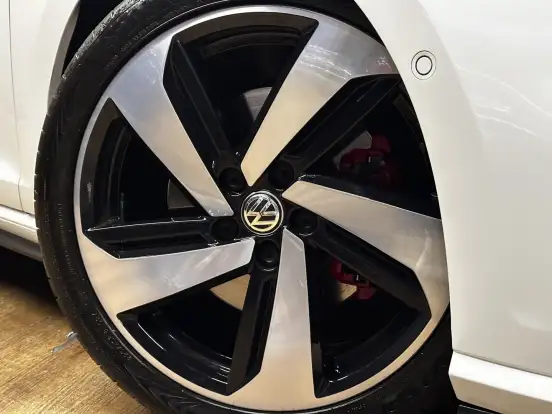 VOLKSWAGEN-GOLF-2019