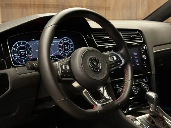 VOLKSWAGEN-GOLF-2019