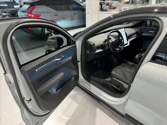 VOLVO-EX30-2025