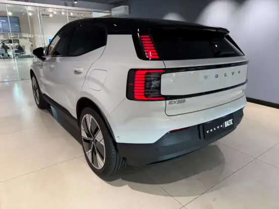 VOLVO-EX30-2025