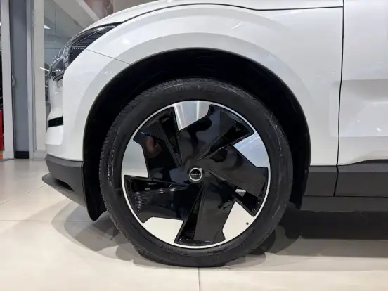 VOLVO-EX30-2024