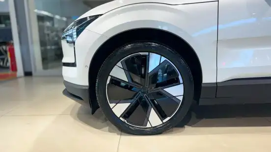 VOLVO-EX30-2024