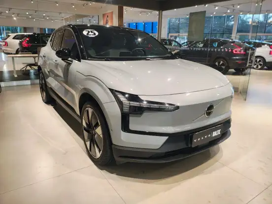 VOLVO-EX30-2024