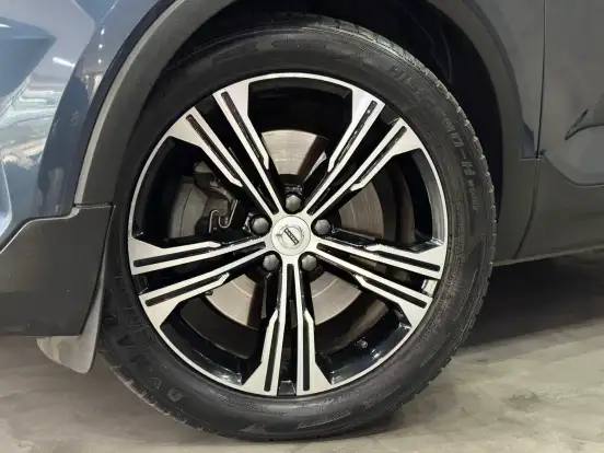 VOLVO-XC40-2021