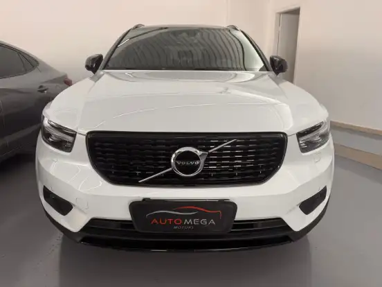 VOLVO-XC40-2020