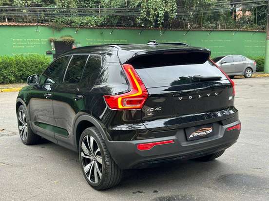 VOLVO-XC40-2021