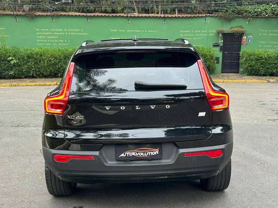 VOLVO-XC40-2021
