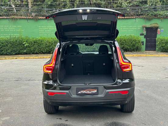 VOLVO-XC40-2021