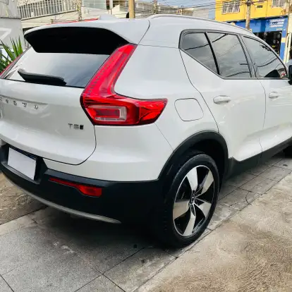 VOLVO-XC40-2019